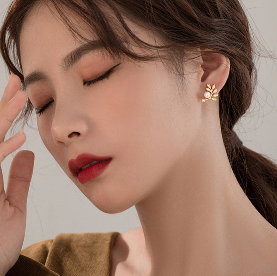 Korean Leaf Pearl Luxurious Rhinestone Stud Earring